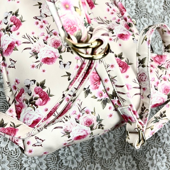 CALL IT SPRING |🌹🦋Roses Butterflies Print Multi-Pocket Adjustable Backpack Bag - Picture 9 of 14